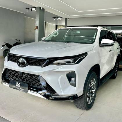 TOYOTA HILUX SW4 2.8 D-4D TURBO DIESEL SRX PLATINUM 4X4 AUTOMÁTICO